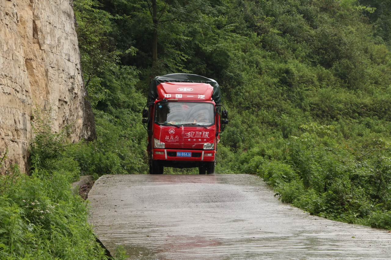 1764642590808332.jpg 2017年織金縣水災,招商局“災急送”車輛行駛在救災途中.jpg